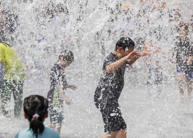 지난 4일 오후 서울 종로구 광화문 광장에서 설치된 분수대에서 어린이들이 초여름 더위를 잊기 위해 물놀이를 하고 있다. 이날 서울은 29도 가까이 기온이 올라 초여름 날씨를 보였다. 연합뉴스