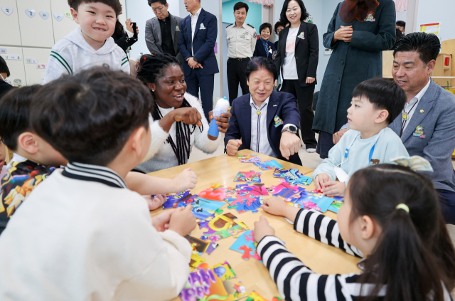 성주형 24시 통합돌봄센터를 방문한 이병환 성주군수와 김성우 성주군의회 의장이 어린이들과 즐거운 한때를 보내고 있다. 성주군 제공