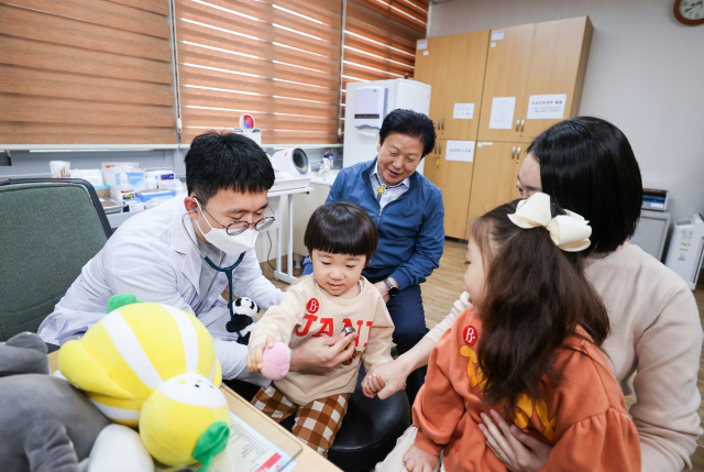 이병환 성주군수가 성주보건소에서 소아청소년과 진료를 받고 있는 어린이를 흐뭇하게 바라보고 있다. 성주군 제공