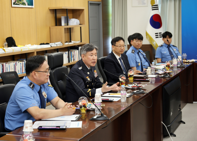 김종욱 해양경찰청이 울진해경을 방문해 직원들과 간담회를 갖고 있다. 울진해경 제공
