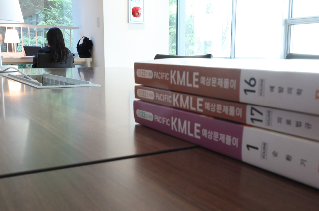 의정갈등이 이어지고 있는 14일 오전 서울 시내 한 의과대학에 의학 관련 책이 놓여져 있다. 연합뉴스