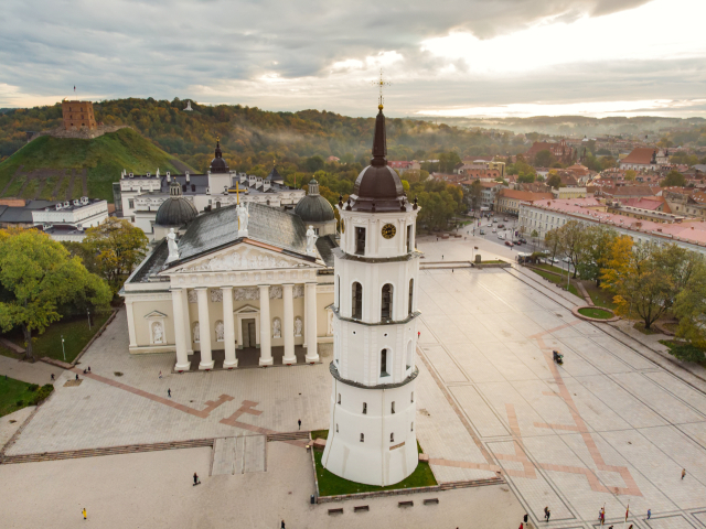 리투아니아 수도 빌뉴스에는 있는 신고전주의풍의 가톨릭 대성당