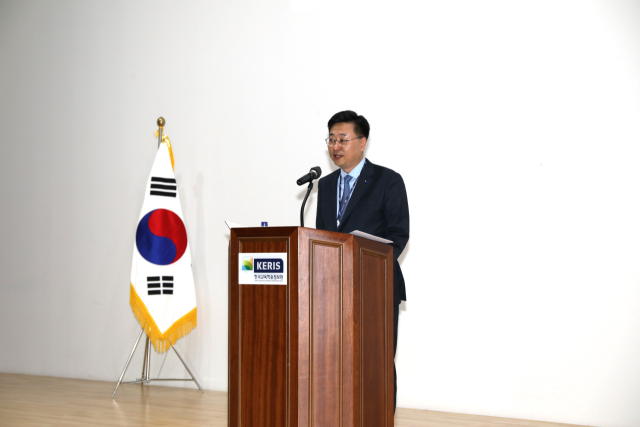 한국교육학술정보원은 지난 13일 KERIS 빌딩에서 정제영 제12대 신임 원장의 취임식을 열었다고 15일 밝혔다. 한국교육학술정보원 제공