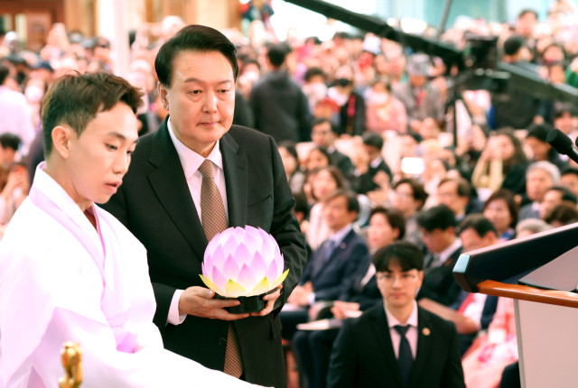 윤석열 대통령이 15일 서울 종로구 조계사에서 열린 불기 2568년 부처님오신날 봉축법요식에서 헌등하고 있다. 연합뉴스
