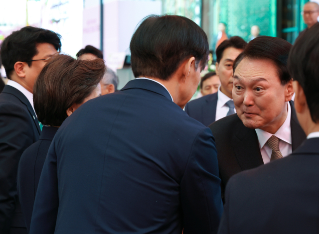 윤석열 대통령이 15일 서울 종로구 조계사에서 열린 불기 2568년 부처님오신날 봉축법요식이 끝난 뒤 조국혁신당 조국 대표와 악수하고 있다. 연합뉴스