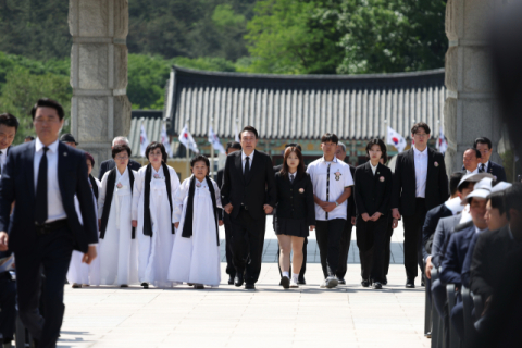 尹, 5·18 민주화운동 기념식 참석…유가족들과 입장