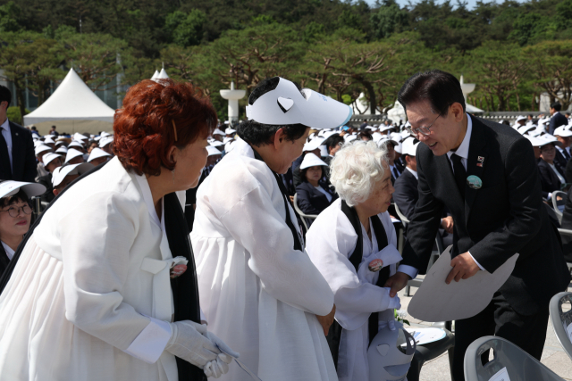 더불어민주당 이재명 대표가 18일 광주시 북구 국립5·18민주묘지에서 열린 제44주년 5·18민주화운동 기념식에 참석해 오월어머니회 회원들과 인사하고 있다. 연합뉴스