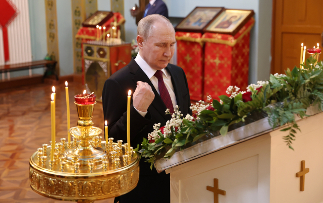 17일(현지시간) 블라디미르 푸틴 러시아 대통령이 중국 하얼빈의 한 러시아 정교회 교회에 방문했다. 연합뉴스
