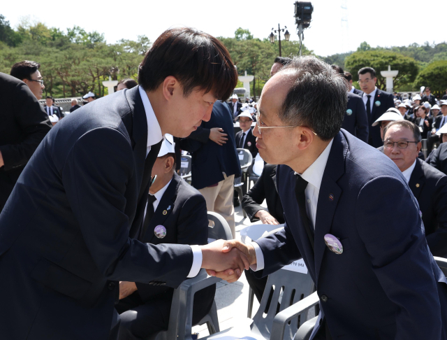 국민의힘 추경호 원내대표(오른쪽)와 개혁신당 이준석 대표가 18일 광주시 북구 국립5·18민주묘지에서 열린 제44주년 5·18민주화운동 기념식에 참석해 인사하고 있다. 연합뉴스