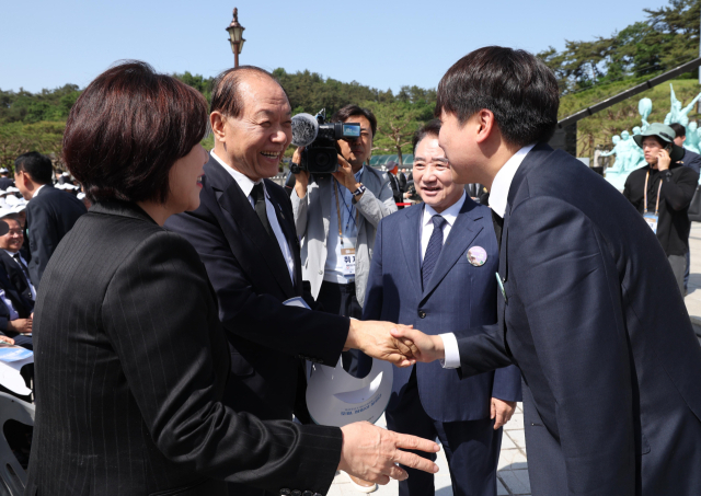 국민의힘 황우여 비상대책위원장(왼쪽)과 개혁신당 이준석 대표가 18일 광주시 북구 국립5·18민주묘지에서 열린 제44주년 5·18민주화운동 기념식에 참석해 인사하고 있다. 연합뉴스