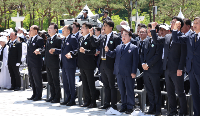 국민의힘 황우여 비상대책위원장(왼쪽 세번째 부터), 더불어민주당 이재명 대표, 국민의힘 추경호 원내대표, 더불어민주당 박찬대 원내대표, 정의당 김준우 대표, 이석현 전 국회부의장, 개혁신당 이준석 대표, 오준호 기본소득당 상임대표 권한대행, 조국혁신당 조국 대표가 18일 광주시 북구 국립5·18민주묘지에서 열린 제44주년 5·18민주화운동 기념식에서 