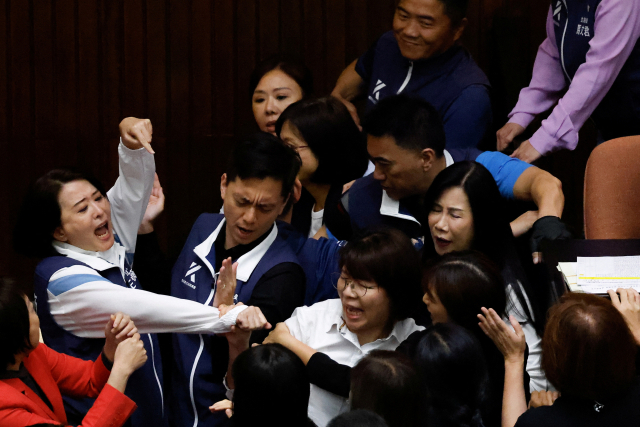 17일 대만 타이베이 입법원(국회)에서 입법원 개혁법안 투표를 앞두고 여야 여성 의원들이 격렬한 몸싸움을 벌이고 있다. 대만 여야는 입법원 의원들에게 더 많은 권한을 부여하는 개혁법안 통과를 둘러싸고 첨예하게 대립하고 있다. 로이터, 연합뉴스