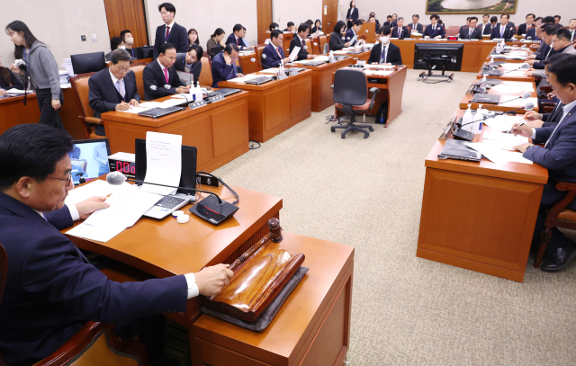 지난해 11월 13일 국회에서 농림축산식품해양수산위원회 전체회의가 열리고 있다. 연합뉴스