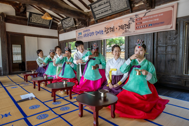 지난 17일 영남대 민속촌에서 외국인 유학생들이 성년의 날 전통행사를 체험하고 있다. 영남대 제공