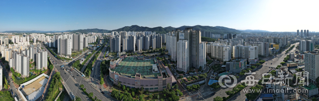 19일 대구와 경북 경산의 경계인 수성구 신매동(사진 속 우측)과 경산 중산동 전경. 안성완 기자 asw0727@imaeil.com