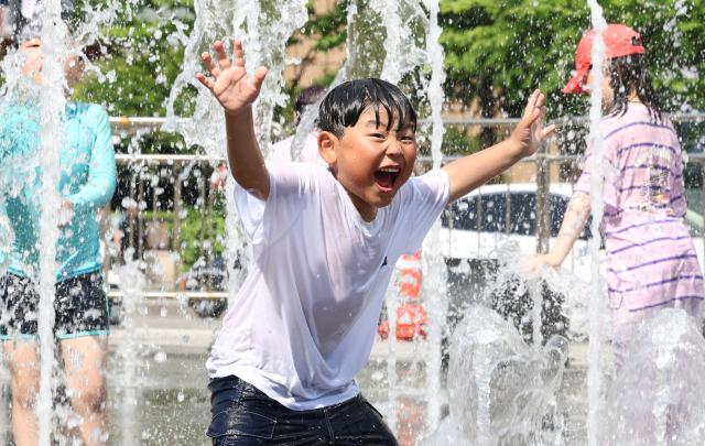 초여름의 더운 날씨를 보인 지난 19일 서울 종로구 광화문광장 바닥분수대에서 어린이들이 즐거운 시간을 보내고 있다. 연합뉴스