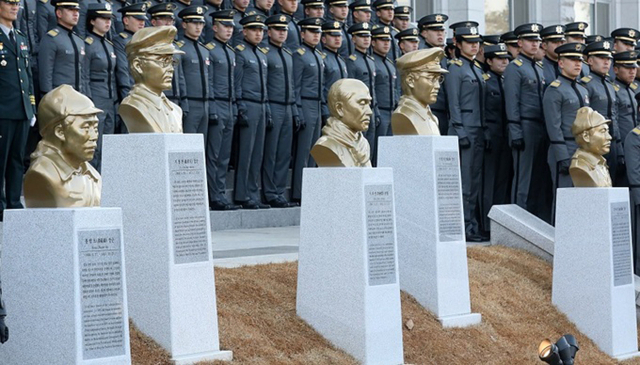 육군사관학교 홍범도 흉상