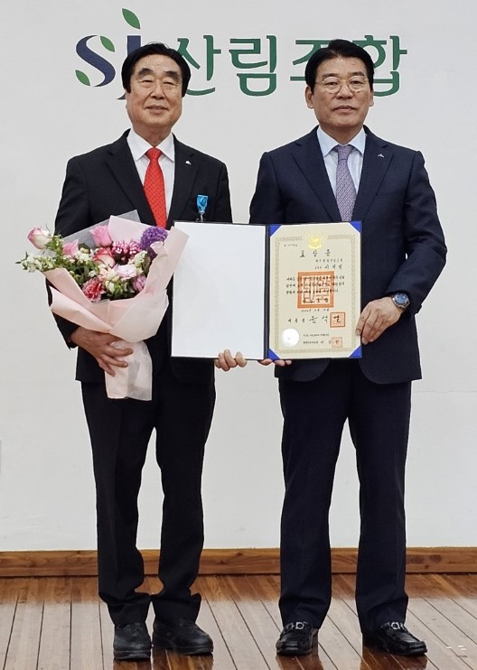 이석원(왼쪽) 대구 달성산림조합장은 최근 임업 및 산림 사업을 통해 국가 산업 발전에 크게 이바지한 공으로 대통령 산업포장을 받았다. 산림조합중앙회 제공.