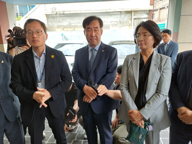 20일 대구 남구 대명동을 찾은 박주민 더불어민주당 의원(왼쪽), 맹성규 의원(가운데)와 임미애 당선인이 발언하고 있다. 이정훈 기자