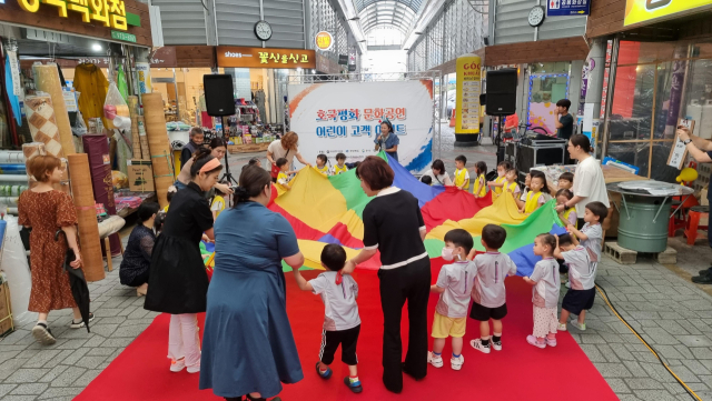 칠곡군이 왜관시장에서 개최한 호국평화 문화공연 어린이 고객 이벤트 행사에 어린이와 부모들이 참여하고 있다. 칠곡군 제공