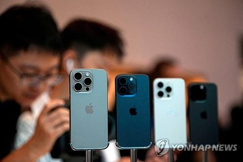 중국 내 애플 스토어의 아이폰 [로이터 연합뉴스