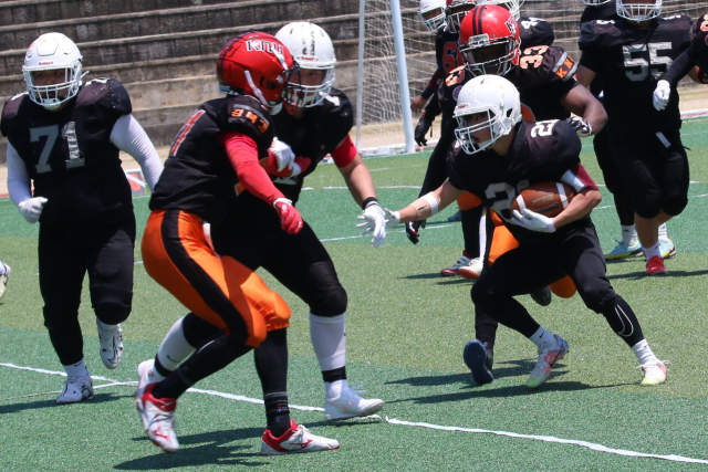 경일대의 러닝백 민지강이 19일 대구가톨릭대 구장에서 열린 대구경북 춘계 대학 미식축구 선수권 대회 1부리그 3주차 경기에 출전해 경북대 측면을 돌파하려 하고 있다. 대구경북 미식축구협회 제공