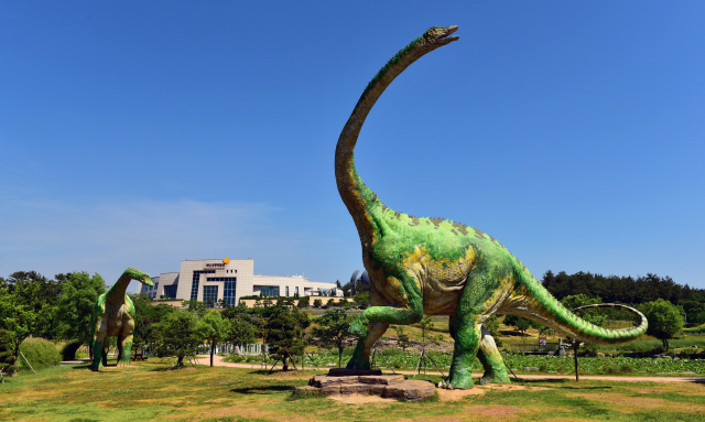각종 실제 크기 공룡 조형물을 만날 수 있는 공룡테마공원.