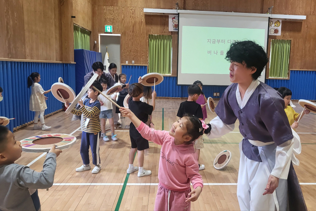 경북 영주 출신으로 구성된 (사)세로토닌 예술단은 22일 이산초등학교 체육관에서 전교생 75명을 대상으로 찾아가는 세로토닌 예술단 재능기부 공연을 펼쳤다. 세로토닌 예술단 제공