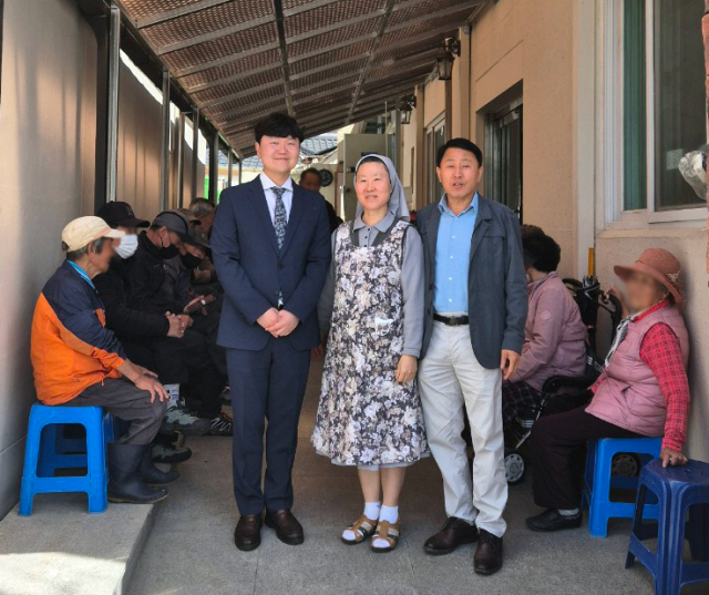 권민성 안동청과 대표(왼쪽부터)와 김 글라라 수녀, 김상진 안동시의원이 무료급식소 안동 요셉의집 앞에서 기념 촬영을 하고 있다. 권 대표는 시설 이용자들의 대기 공간이 없어 어려움을 겪은 요셉의집에 처마 공사 비용을 지원했다. 요셉의집 제공