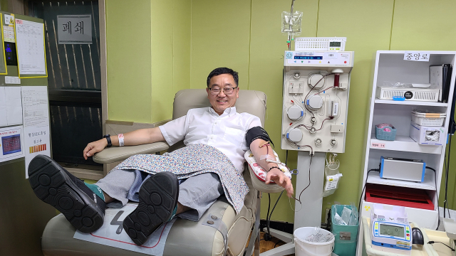이호건씨가 2.28기념중앙공원센터 운영 마지막 날 방문해 본인의 493번째 헌혈을 하고 있다. 남정운 수습기자