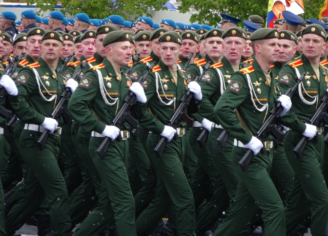 9일(현지시간) 러시아 모스크바 붉은광장에서 열린 전승절 열병식에서 군인들이 행진하고 있다. 연합뉴스