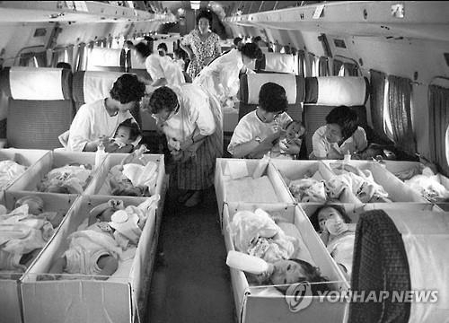 1956년 전세기로 한국 아동을 미국으로 입양보내는 모습.[홀트아동복지회 홈페이지]