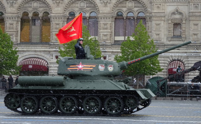 9일(현지시간) 러시아 모스크바 붉은광장에서 열린 전승절 열병식에 소련제 T-34 전차가 행진하고 있다. 연합뉴스