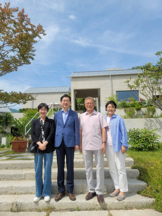 김경수 전 경남도지사 내외가 22일 오후 경남 양산 평산마을 문재인 전 대통령 사저를 방문, 문 전 대통령과 김정숙 여사와 함께 포즈를 취하고 있다. 연합뉴스