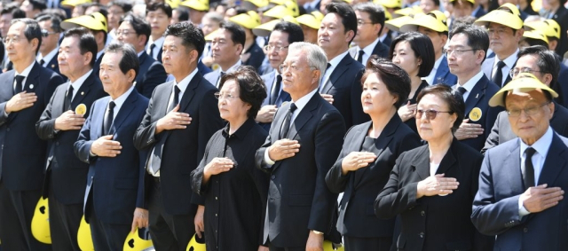 2023년 5월 23일 경남 김해시 진영읍 봉하마을에서 열린 노무현 전 대통령 서거 14주기 추도식에서 권양숙 여사와 문재인 전 대통령 부부를 비롯한 참석자들이 국민의례를 하고 있다. 