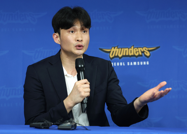 농구 선수 이대성이 22일 오후 서울 KBL센터에서 열린 프로농구 서울 삼성 입단 기자회견에서 발언하고 있다. 연합뉴스