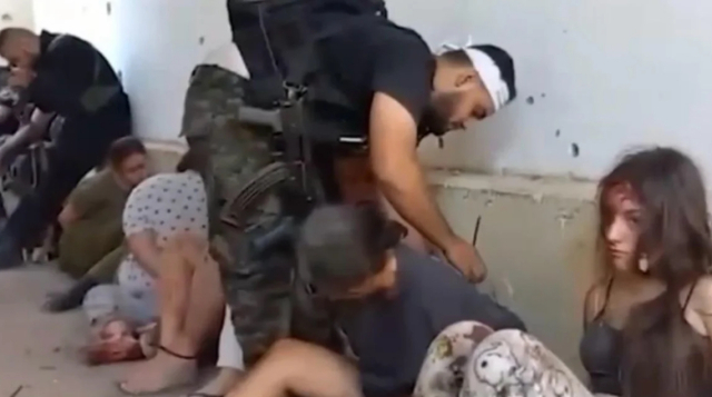 지난해 10월 7일 이스라엘 남부 나할 오즈 군 기지에서 이스라엘 여군 병사들이 하마스 무장대원들에게 납치된 당시 영상이 22일(현지시간) 공개됐다. 영상 캡처. CNN