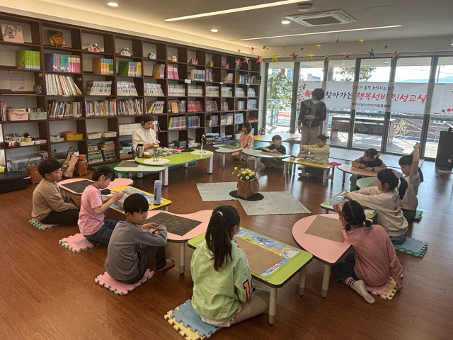 남산선비마을 돌봄센터에서 찾아가는 인성교실을 열고 있다. 영주시 제공