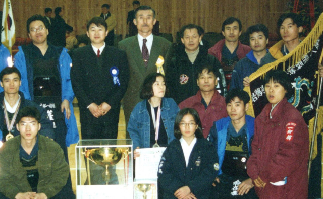 1996년에 경기도 시흥에서 열린 중암기검도대회 기념사진. 고 안동석 선생님(뒷줄 왼쪽에서 두번째), 고 김재일 선생님(뒷줄 왼쪽에서 세번째 ), 이은미 관장(앞줄 오른쪽 첫번째). 이은미 씨 제공