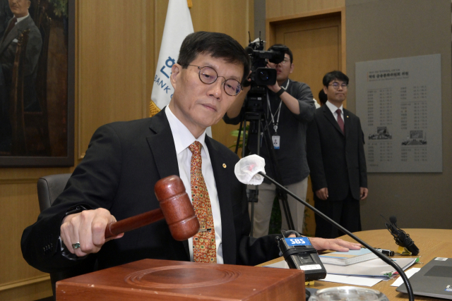 이창용 한국은행 총재가 23일 서울 중구 한국은행에서 열린 금융통화위원회에서 의사봉을 두드리고 있다. 연합뉴스