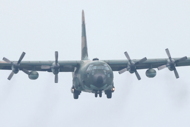 대만 공군 소속 C-130 전술 수송기가 23일 대만 북부 신주 공군기지에서 이륙하고 있다. 중국군은 라이칭더 대만 총통 취임 사흘 만인 이날 대만을 사실상 포위하는 대규모 군사훈련에 돌입했다. 연합뉴스