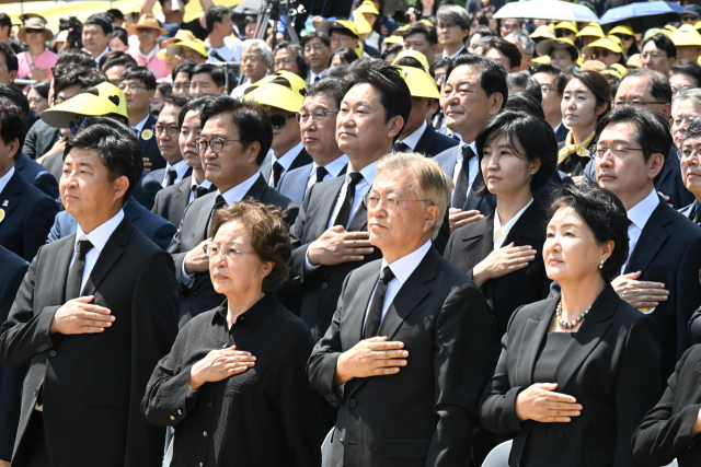 23일 오후 경남 김해 봉하마을에서 열린 고 노무현 전 대통령 서거 15주기 추도식에서 문재인 전 대통령 등 참석자들이 국기에 경례하고 있다. 왼쪽부터 노건호씨, 권양숙 여사, 문재인 전 대통령, 김정숙 여사. 연합뉴스