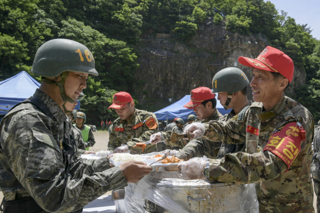 지난 22일 고한중 포항시 해병대 전우회장이 신병 1305기에게 중식을 배식하며 격려하고 있다. 해병대 교육훈련단 제공.