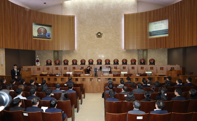 조희대 대법원장 등 대법관들이 23일 오후 서울 서초구 대법원 대법정에서 열린 전원합의체 선고에서 자리에 앉아 있다. 40년간 이어온 