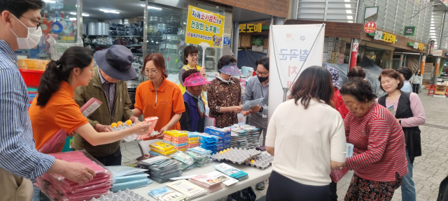 칠곡군립노인요양병원이 왜관시장에서 주민들을 대상으로 치매인식 개선활동을 진행하고 있다. 칠곡군립노인요양병원 제공