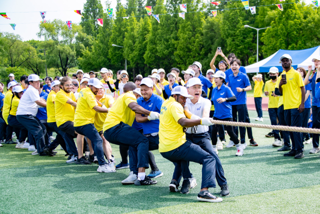 지난 22일 영남대에서 열린 외국인 유학생 체육대회에서 참가자들이 줄다리기를 하고 있다. 영남대 제공