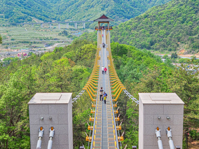 문경 봉명산 출렁다리와 주변 풍광