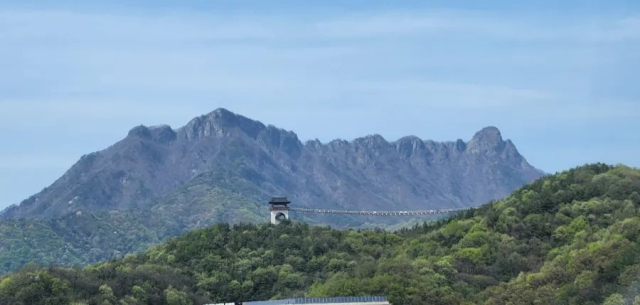 문경읍내에서 보여지는 봉명산 출렁다리. 그 위로 명산 주흘산의 자태가 한눈에 들어온다