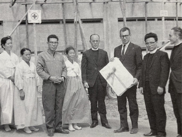 1966년 내당성당 건립 공사 당시, 성당을 설계한 오토카 울 교수(오른쪽 세 번째)와 서기호 루디 준본당 초대신부(오른쪽 첫 번째). 내당성당 제공