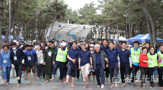 지난해 열린 제1회 대한민국 맨발걷기 축제에서 참가자들이 맨발을 드러낸 채 송도숲길을 출발하고 있다. 포항시 제공